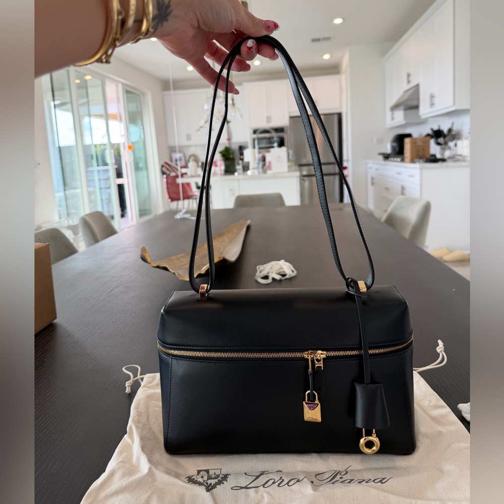 Loro Piana Extra Bag L27 in black smooth calfskin; worn 5x - Picture 5 of 11